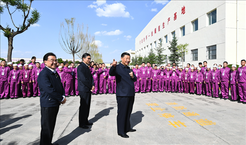 2021年6月7日至9日，習(xí)近平總書記在青海考察。這是7日下午，習(xí)近平總書記在青海圣源地毯集團有限公司考察時，同企業(yè)員工親切交流。新華社記者 謝環(huán)馳 攝
