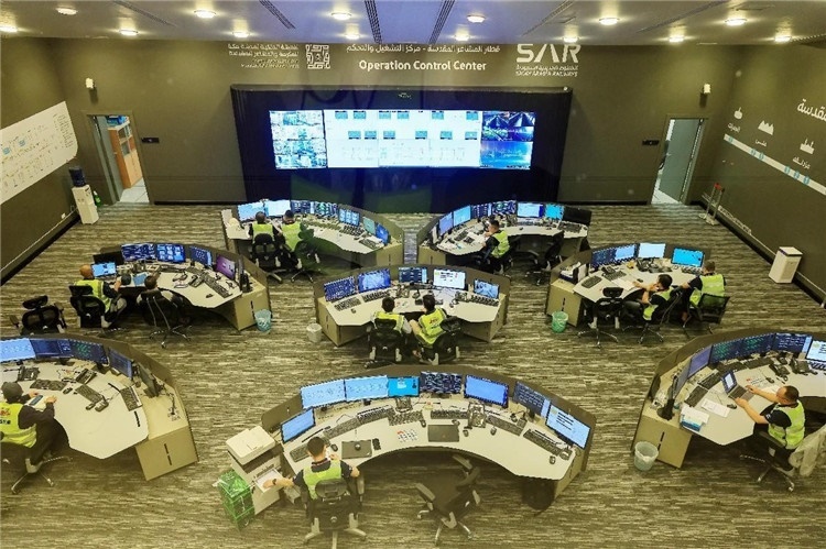 圖為運(yùn)營指揮中心一景。中國鐵建供圖