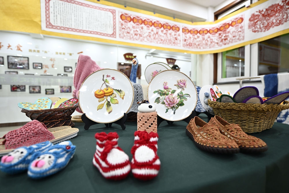 長城花園社區(qū)居民制作的手工藝品（6月19日攝）。