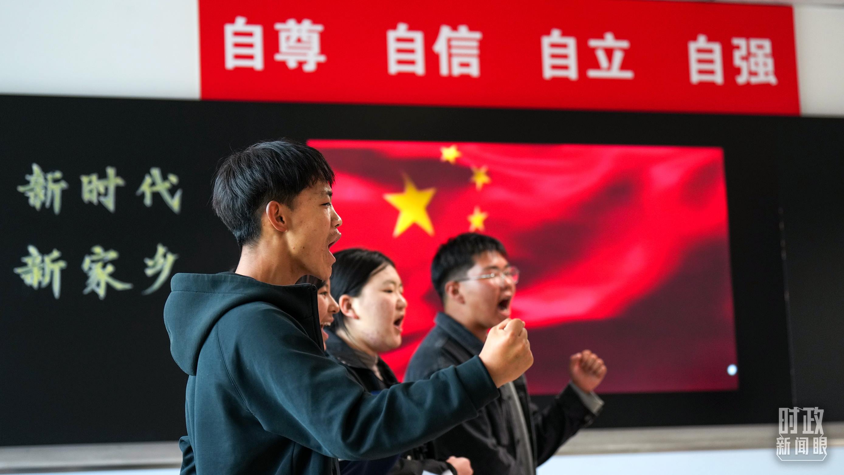 △果洛西寧民族中學(xué)高一（1）班的“新時代、新家鄉(xiāng)”主題思政課。（總臺央視記者許永松、國廣記者李晉拍攝）