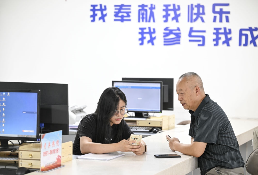 6月20日，在長城花園社區(qū)黨群服務(wù)中心，工作人員幫助居民辦理業(yè)務(wù)。