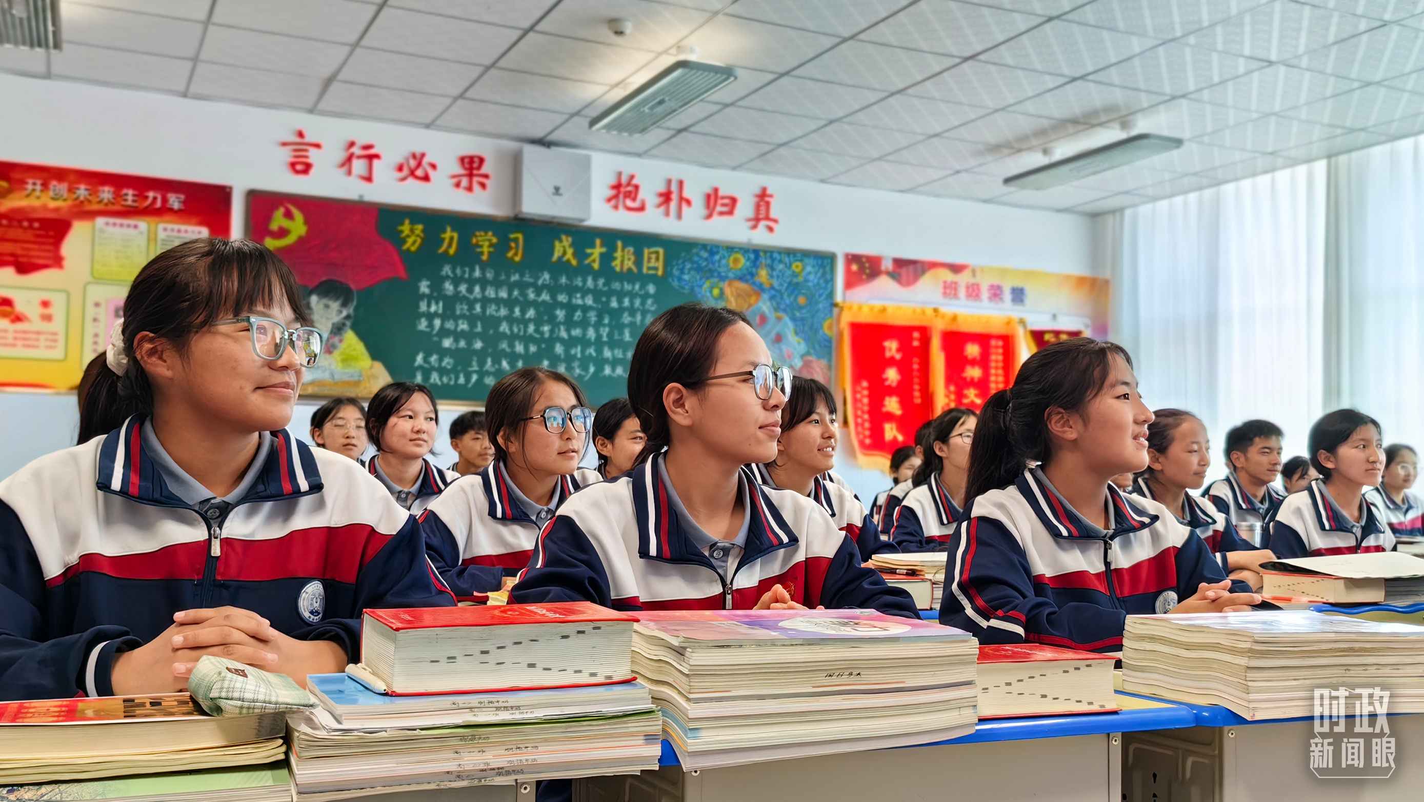 △果洛西寧民族中學(xué)高一（1）班的“新時代、新家鄉(xiāng)”主題思政課。（總臺央視記者段德文拍攝）