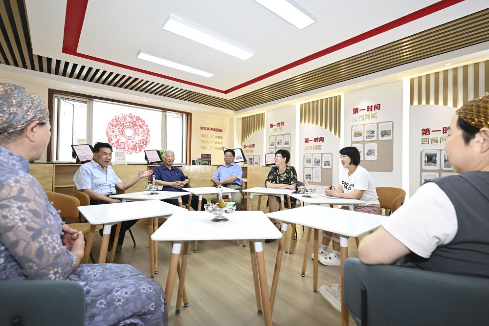 6月20日，長城花園社區(qū)居民在居民議事廳議事。