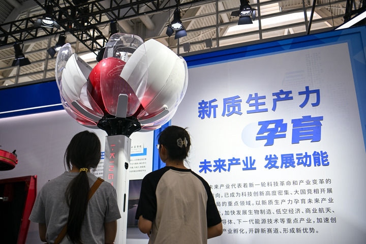 6月20日，與會(huì)者參觀天津云圣智能科技有限責(zé)任公司展區(qū)展出的“圣·寶蓮燈”全自主無人機(jī)巡檢系統(tǒng)。新華社記者 孫凡越 攝