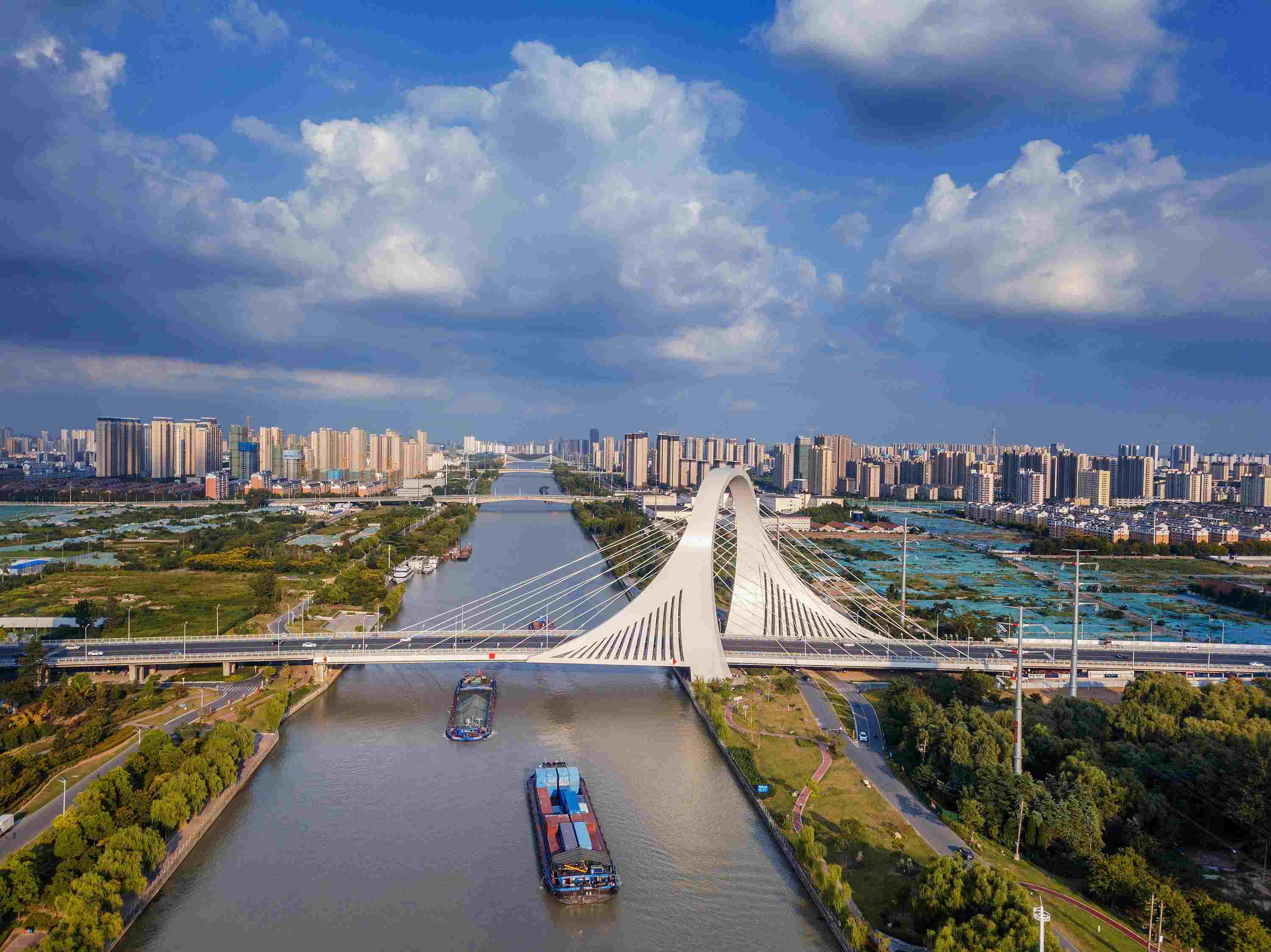 2022年9月12日，幾艘船舶行駛在江蘇淮安運(yùn)河大橋附近。