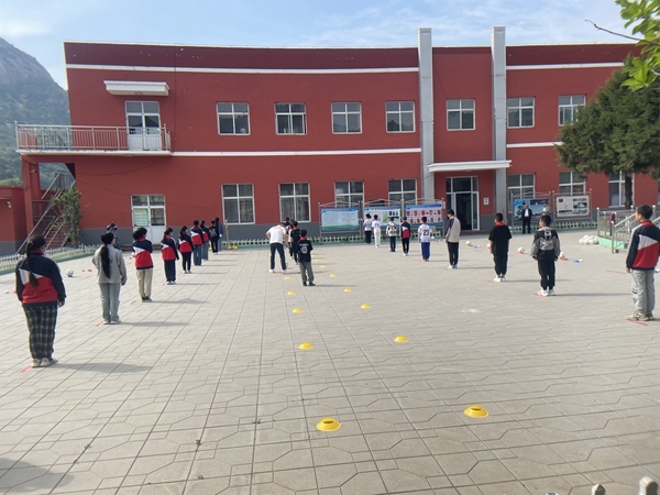 學(xué)生們在操場上上體育課。人民網(wǎng)記者 陳琦攝