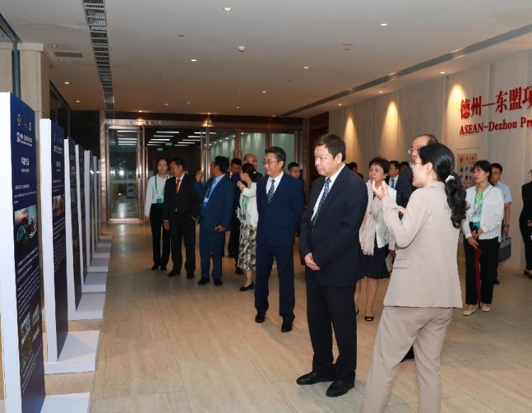 與會嘉賓參觀圖片展。中國外文局供圖