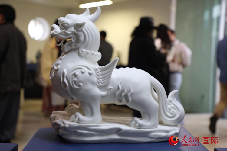 展覽現(xiàn)場(chǎng)的德化白瓷。人民網(wǎng) 埃內(nèi)斯托·多明戈斯攝