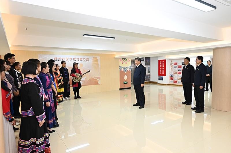 2023年12月14日，習(xí)近平總書記在廣西南寧市良慶區(qū)蟠龍社區(qū)黨群服務(wù)中心文體活動室同社區(qū)居民親切交流。