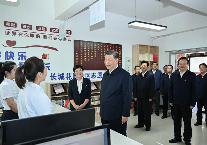 2024年6月19日，習(xí)近平總書記在寧夏銀川市金鳳區(qū)長城花園社區(qū)黨群服務(wù)中心便民服務(wù)廳了解社區(qū)開展便民惠民服務(wù)等情況。