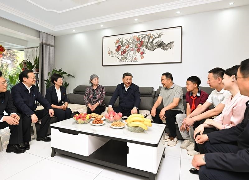 2024年6月19日，習(xí)近平總書記在寧夏銀川市金鳳區(qū)長城花園社區(qū)居民趙守成家中，同一家人圍坐在一起拉家常。