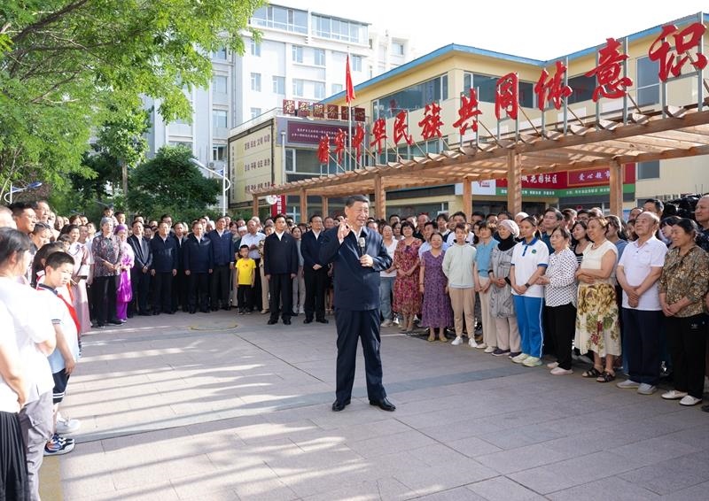 2024年6月19日，習(xí)近平總書記在寧夏銀川市金鳳區(qū)長城花園社區(qū)考察時，同社區(qū)居民親切交流。