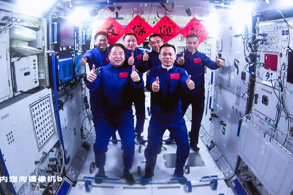 這是在北京航天飛行控制中心拍攝的神舟十六號航天員乘組與神舟十七號航天員乘組“全家福”（2023年10月26日攝）。新華社發(fā)（韓啟揚 攝）