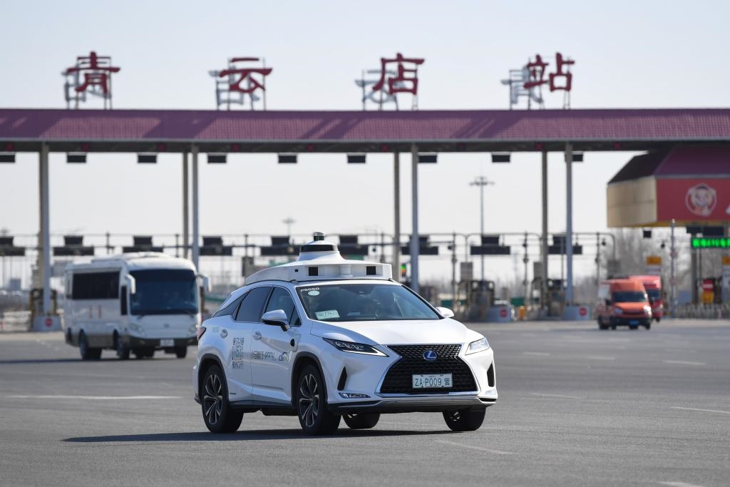 一輛自動駕駛車行駛在北京大興國際機場到亦莊的自動駕駛線路上（2024年3月1日攝）。新華社記者 鞠煥宗 攝