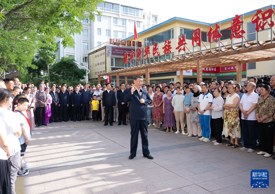 6月19日下午，習(xí)近平總書(shū)記在銀川市金鳳區(qū)長(zhǎng)城花園社區(qū)考察時(shí)，同社區(qū)居民親切交流。