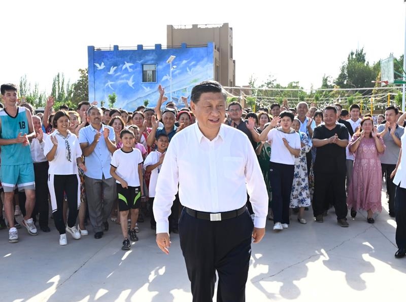 2022年7月14日，習(xí)近平總書記在新疆吐魯番市高昌區(qū)亞爾鎮(zhèn)新城片區(qū)新城西門村考察時，同各族群眾在一起。