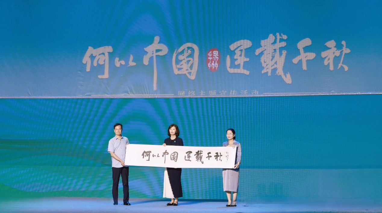 隋唐大運(yùn)河文化博物館館長曹岳森（左）、揚(yáng)州中國大運(yùn)河博物館館長鄭晶（中）、浙東運(yùn)河博物館負(fù)責(zé)人張慧（右）共同展卷。