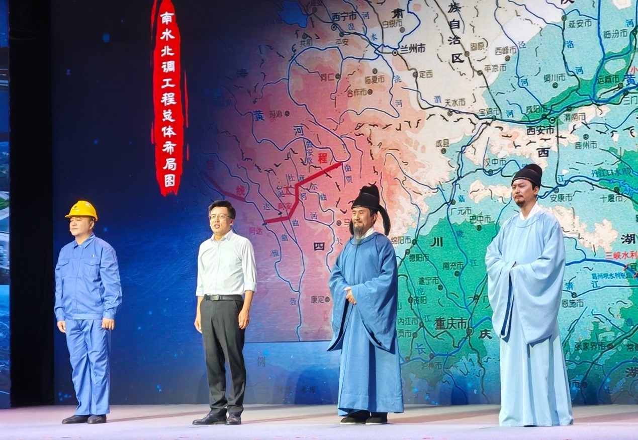 演員張志堅(jiān)（右二）、演員侯京?。ㄓ乙唬?、北京郭守敬紀(jì)念館執(zhí)行館長張鵬（左二）和江蘇省江都水利工程管理處第二抽水站管理所副所長郭凱（左一）同臺(tái)演繹。