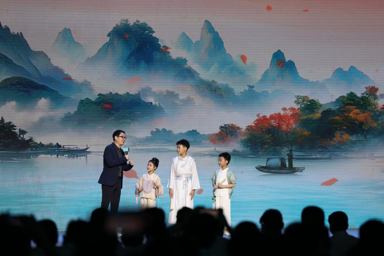 南京師范大學(xué)教授酈波（左一）與2024中國詩詞大會(huì)選手張可兒（左二）、姜敬曦（右二），揚(yáng)州市邗江區(qū)實(shí)驗(yàn)學(xué)校蔣王小學(xué)學(xué)生陸俊屹（右一）趣談大運(yùn)河詩詞文化。