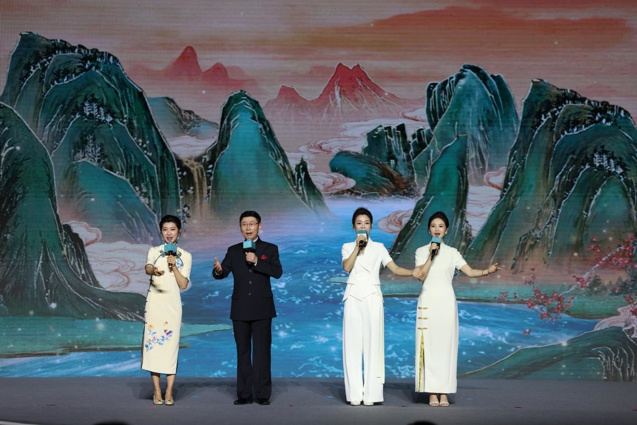 國家一級(jí)演員、京劇表演藝術(shù)家王平（左二），國家一級(jí)演員、南京藝術(shù)學(xué)院教授單雯（左一），浙江小百花越劇團(tuán)青年演員陳麗君（右二）、何青青（右一）同臺(tái)唱響千年運(yùn)河情。