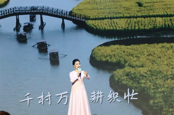 歌唱家、中國音樂學(xué)院教授雷佳現(xiàn)場(chǎng)演唱。