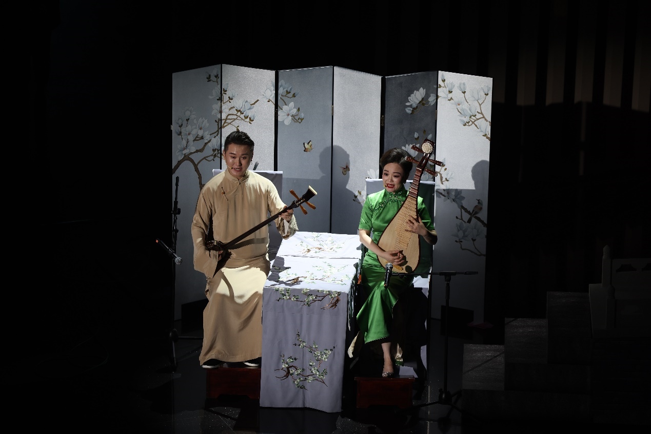 國家一級(jí)演員、揚(yáng)州曲藝研究所青年演員劉芓君（右）、揚(yáng)州曲藝研究所青年演員王智超（左）現(xiàn)場(chǎng)表演。