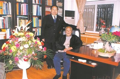 2001年2月，李德仁（左一）給導(dǎo)師王之卓拜年。
