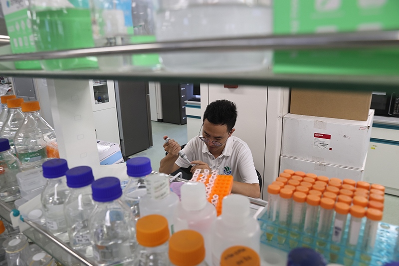 在三亞崖州灣科技城，一名青年科技工作者正在進(jìn)行科研工作。