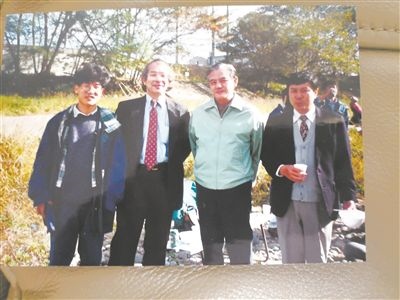薛其坤（左一）在日本求學期間與導師櫻井教授合影。受訪者供圖