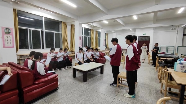 圖②：武平法院法官指導(dǎo)學(xué)生彩排。