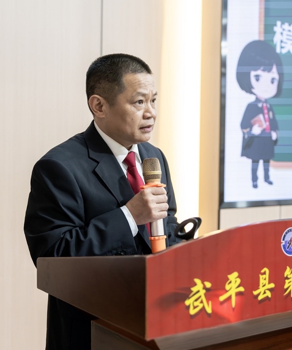 圖④：武平法院刑庭庭長(zhǎng)候良石在模擬法庭后為學(xué)生上普法課。