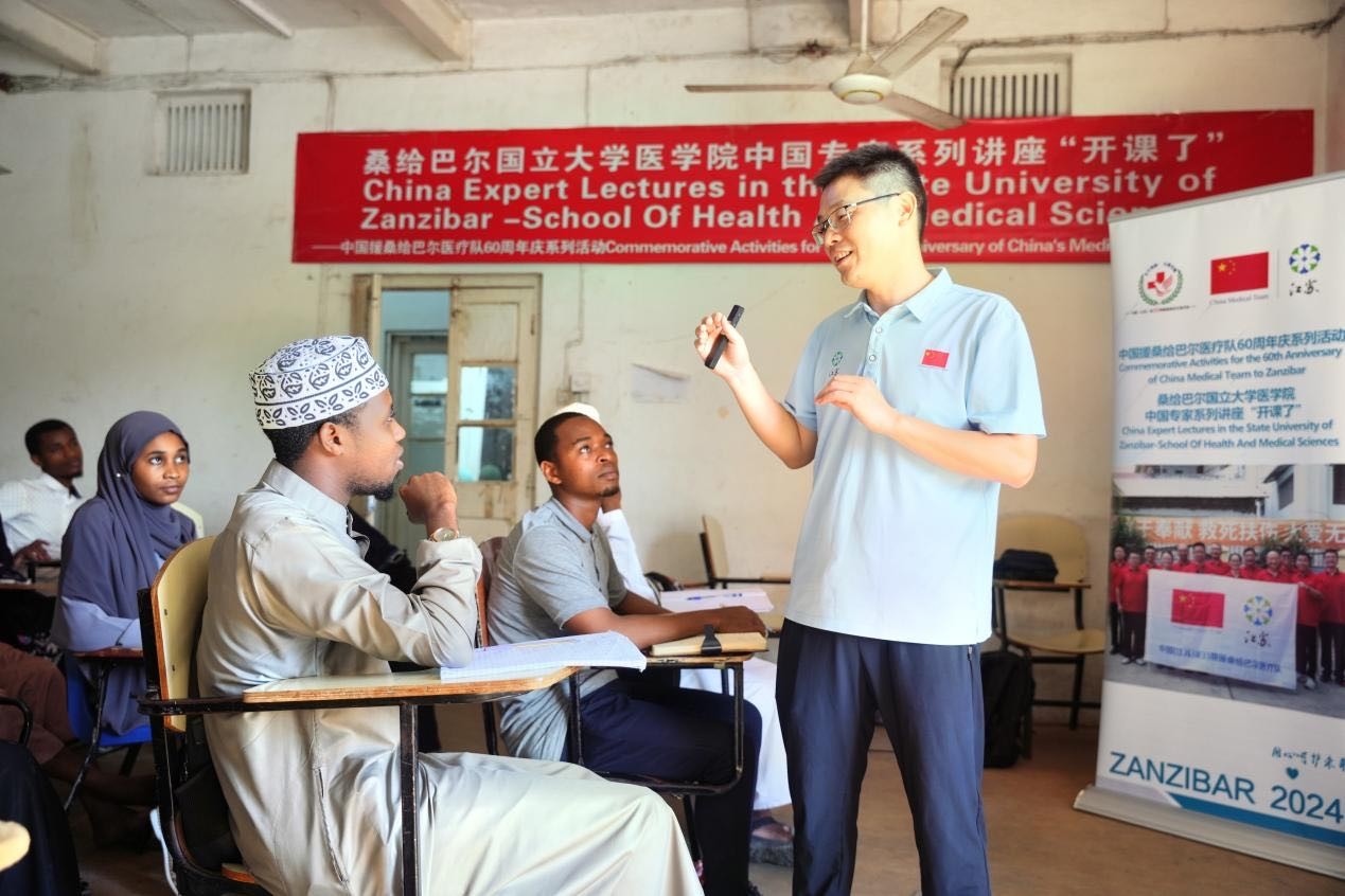 李勇醫(yī)生在解答學生的問題。 中國援桑醫(yī)療隊供圖