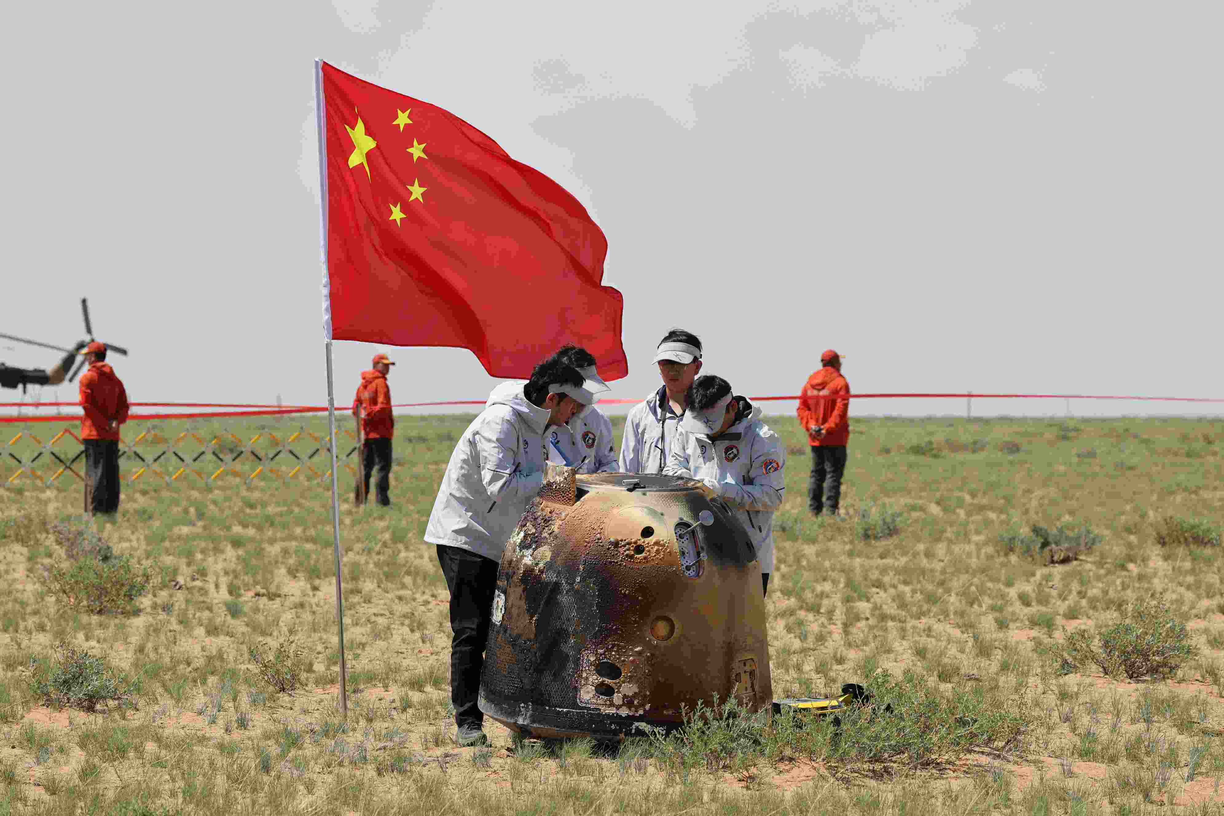 2024年6月25日拍攝的嫦娥六號返回器回收現(xiàn)場。