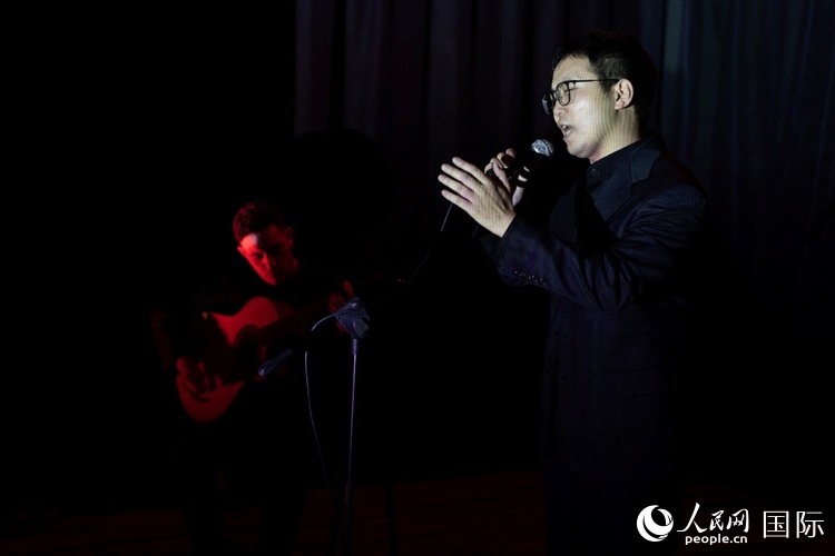 歌曲表演。馬丁·薩巴拉攝