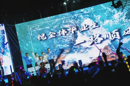 歌曲《祝你一路順風》演出現(xiàn)場。供圖：日照職業(yè)技術(shù)學院