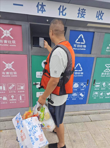 張琪在水上服務(wù)區(qū)處理生活垃圾。人民網(wǎng)記者 黃鈺攝