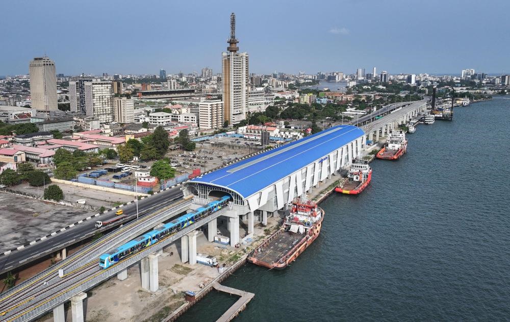 2024年3月2日，在尼日利亞拉各斯，一列輕軌藍(lán)線(xiàn)列車(chē)駛?cè)氪a頭站（無(wú)人機(jī)照片）。拉各斯輕軌藍(lán)線(xiàn)是西非地區(qū)首條由中國(guó)企業(yè)自主設(shè)計(jì)、建造、施工、運(yùn)營(yíng)的電氣化城市軌道交通項(xiàng)目。新華社記者 韓旭 攝