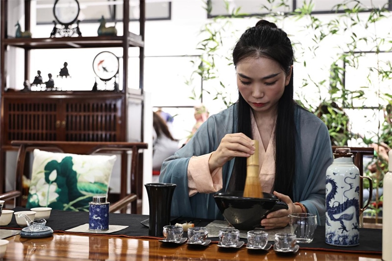 茶藝師現(xiàn)場展示宋式點茶。拉巴特中國文化中心供圖