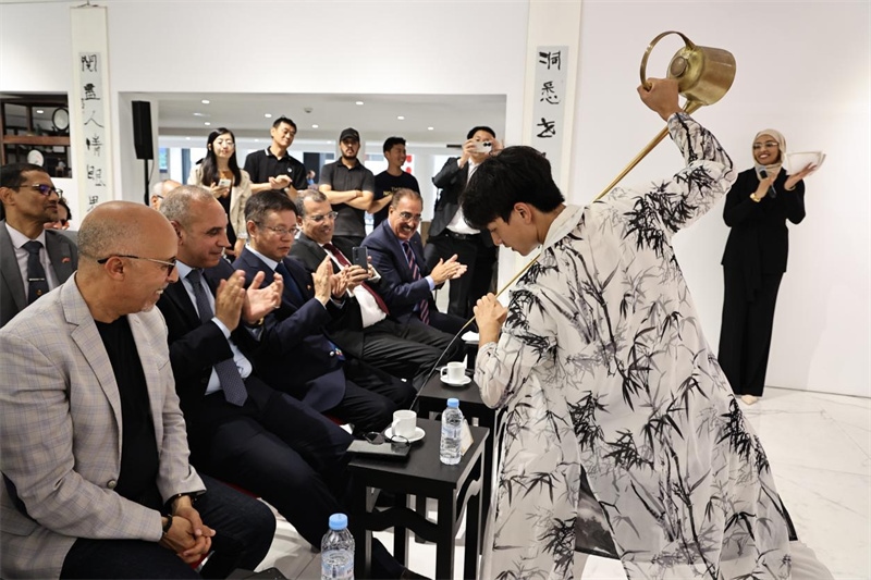 長嘴壺斟茶。拉巴特中國文化中心供圖