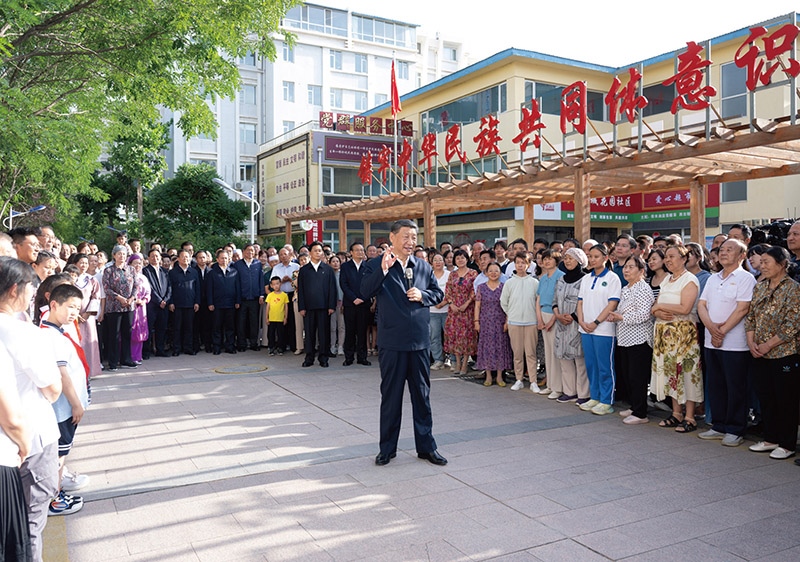 2024年6月19日至20日，中共中央總書記、國家主席、中央軍委主席習(xí)近平在寧夏考察。這是19日下午，習(xí)近平在銀川市金鳳區(qū)長城花園社區(qū)考察時，同社區(qū)居民親切交流。 新華社記者 謝環(huán)馳/攝