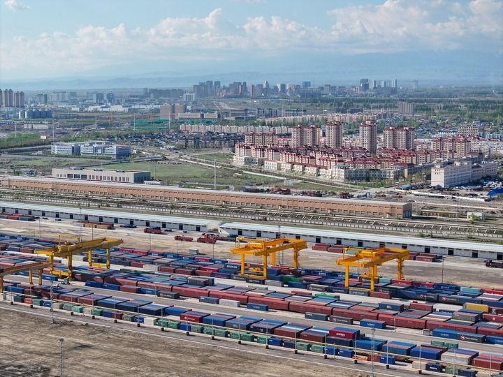 這是2024年4月18日拍攝的霍爾果斯鐵路口岸換裝場（無人機(jī)照片）。新華社記者 趙戈 攝
