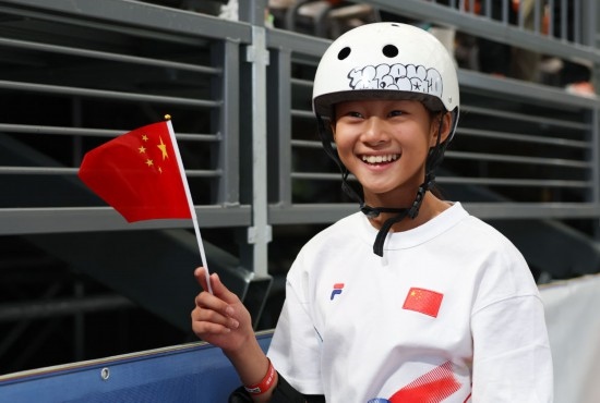 5月16日，巴黎奧運(yùn)會(huì)資格系列賽上海站滑板女子碗池預(yù)賽在上海舉行。圖為鄭好好在比賽后慶祝，她在預(yù)賽中最佳成績?yōu)?1.73分。新華社記者 王楷焱 攝