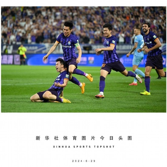  6月29日，天津津門虎隊球員劉俊賢（左一）在比賽中進球后慶祝。新華社記者 孫凡越 攝