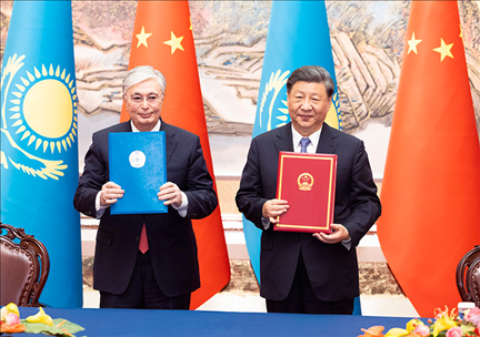 2023年5月17日下午，國(guó)家主席習(xí)近平在西安同來(lái)華出席中國(guó)—中亞峰會(huì)并進(jìn)行國(guó)事訪(fǎng)問(wèn)的哈薩克斯坦總統(tǒng)托卡耶夫會(huì)談。會(huì)談后，兩國(guó)元首簽署了《中華人民共和國(guó)和哈薩克斯坦共和國(guó)聯(lián)合聲明》，共同見(jiàn)證簽署經(jīng)貿(mào)、能源、交通、農(nóng)業(yè)、互聯(lián)互通、人文、地方等領(lǐng)域多項(xiàng)雙邊合作文件。新華社記者 黃敬文 攝