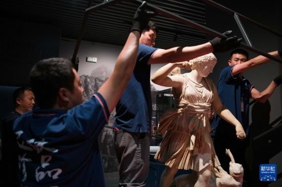 7月2日，工作人員將開(kāi)箱后的古希臘文物放置在展臺(tái)上。新華社記者 張端 攝