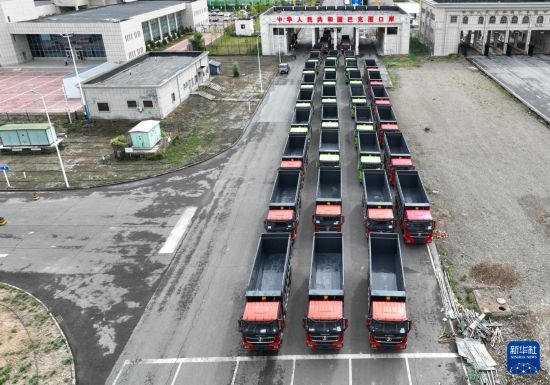 7月2日，車輛在巴克圖口岸辦理通關(guān)手續(xù)（無人機(jī)照片）。新華社發(fā)（馬丁 攝）