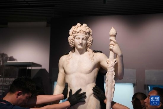 7月2日，工作人員將開(kāi)箱后的古希臘文物放置在展臺(tái)上。新華社記者 張端 攝