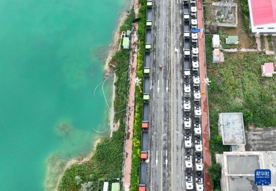 7月2日，車輛在巴克圖口岸有序出境（無人機(jī)照片）。新華社發(fā)（馬丁 攝）