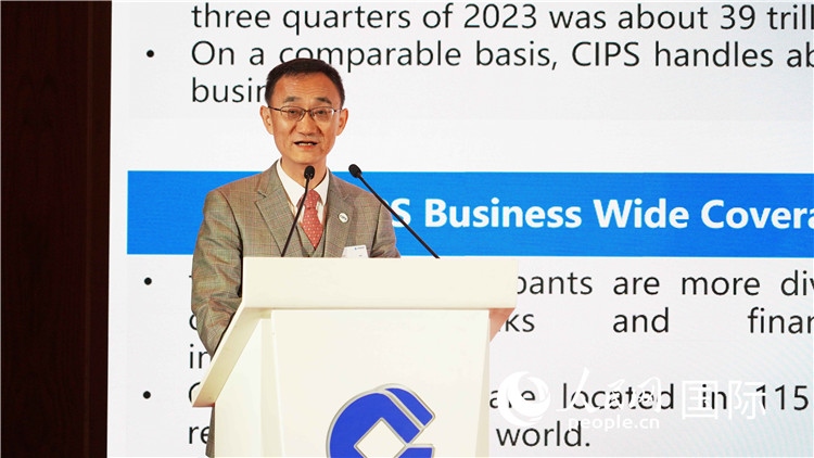 跨境銀行間支付清算有限責(zé)任公司總裁許再越發(fā)言。 人民網(wǎng) 張茜 攝