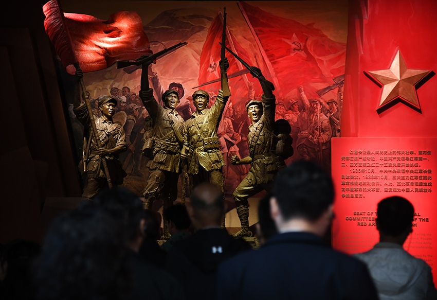 圖為2024年5月9日，游客在延安革命紀(jì)念館參觀。 新華社記者 張博文 攝